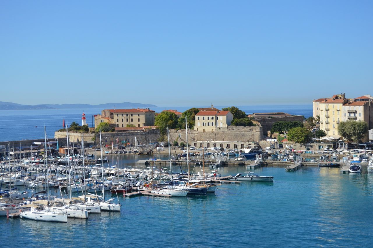 Le port Tino Rossi à Ajaccio et la citadelle