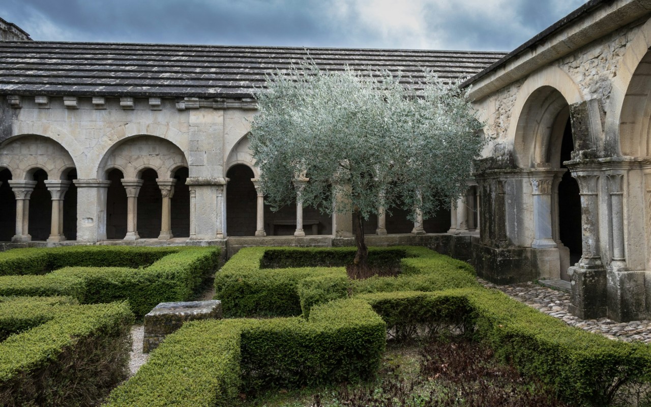 La cathédrale Notre-Dame-de-Nazareth et son cloître roman